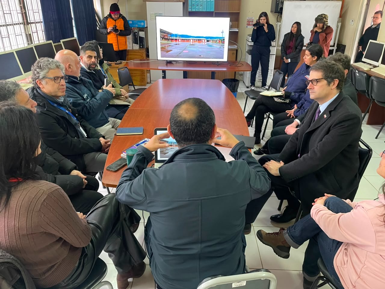 Autoridades recorren establecimientos educacionales de Quilpué y Limache para verificar condiciones de retorno a clases tras sistema frontal
