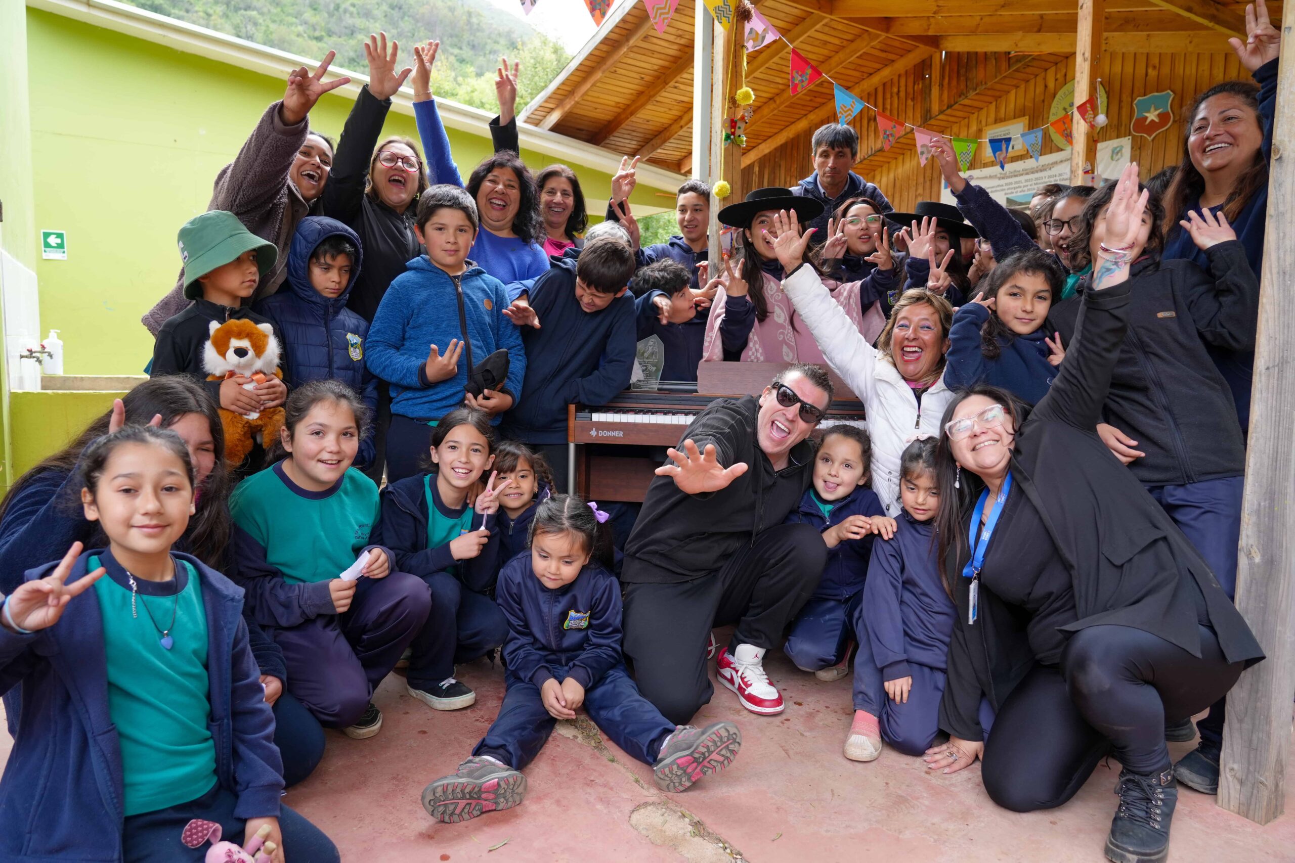 ¡Promesa cumplida! Leo Rey llegó a Colliguay y entregó su piano a la Escuela Delfina Alarcón